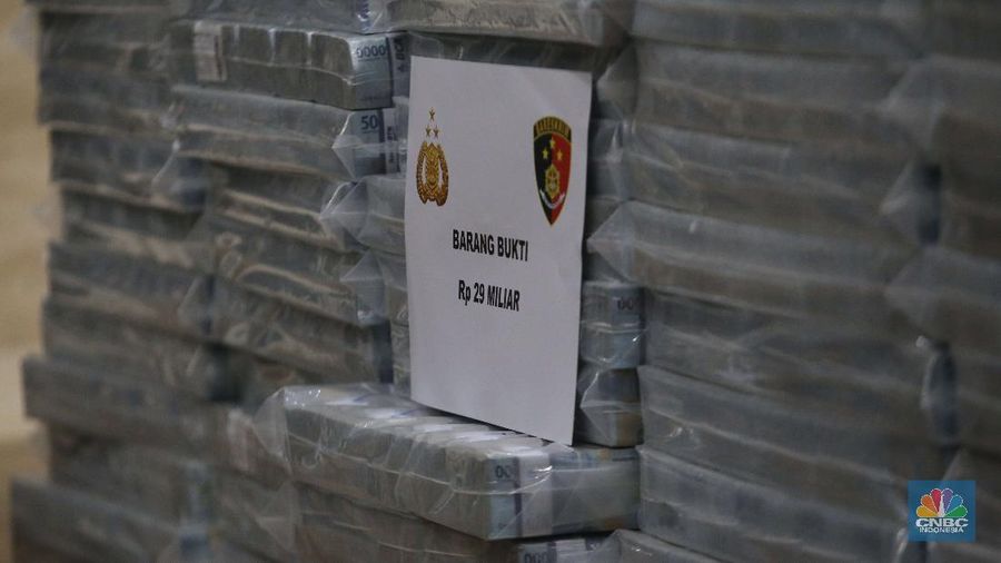 Uang Miliar dari hasil bajak Email (CNBC Indonesia/Muhammad Sabki)