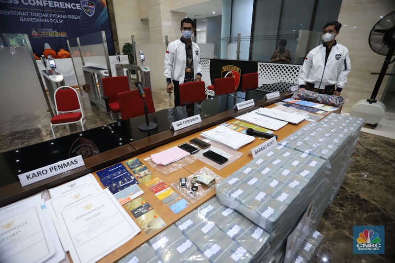 Uang Miliar dari hasil bajak Email (CNBC Indonesia/Muhammad Sabki) Uang Miliar dari hasil bajak Email (CNBC Indonesia/Muhammad Sabki)