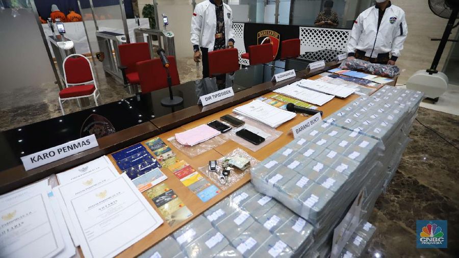Uang Miliar dari hasil bajak Email (CNBC Indonesia/Muhammad Sabki)