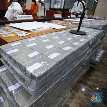 Melihat Gunungan Uang Puluhan Miliar dari Hasil Bajak Email