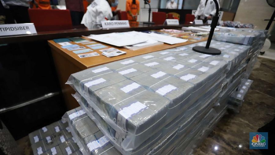 Uang Miliar dari hasil bajak Email (CNBC Indonesia/Muhammad Sabki)
