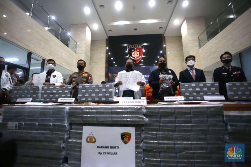 Uang Miliar dari hasil bajak Email (CNBC Indonesia/Muhammad Sabki) Uang Miliar dari hasil bajak Email (CNBC Indonesia/Muhammad Sabki)