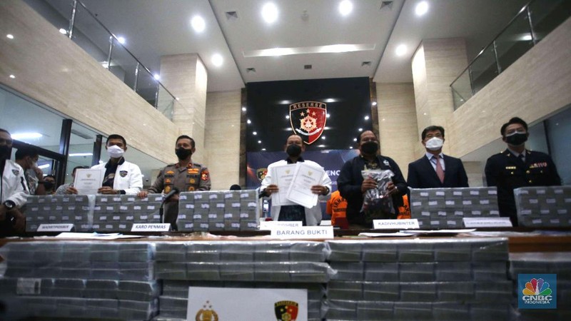 Uang Miliar dari hasil bajak Email (CNBC Indonesia/Muhammad Sabki)
