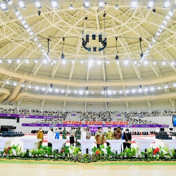 Ditemani Puan, Jokowi Resmikan Tujuh Arena PON XX Papua