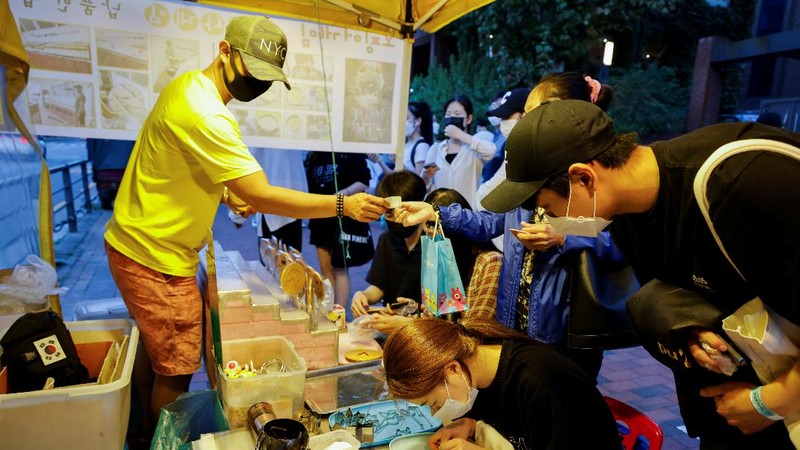 A street vendor sells Dalgona candy from the Korean Netflix series 
