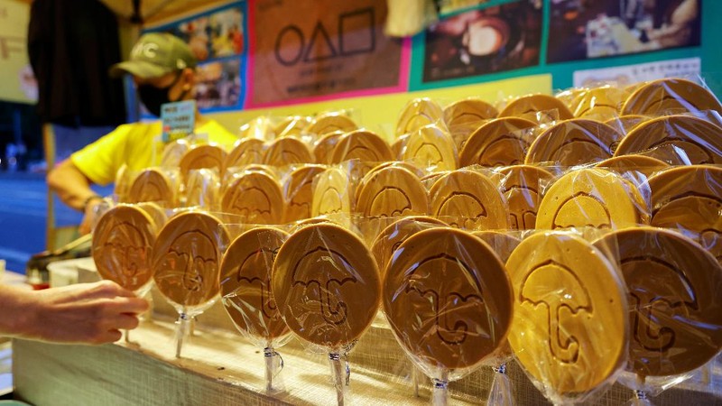 A street vendor sells Dalgona candy from the Korean Netflix series 