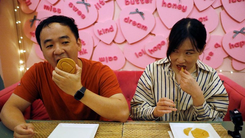 A street vendor sells Dalgona candy from the Korean Netflix series 