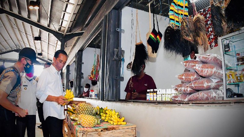 Setelah meresmikan Pos Lintas Batas Negara (PLBN) Sota di Kabupaten Merauke, Provinsi Papua, pada Minggu 3 Oktober 2021, Presiden Joko Widodo menyempatkan diri untuk melihat langsung Pasar Sota. ( Laily Rachev - Biro Pers Sekretariat Presiden)