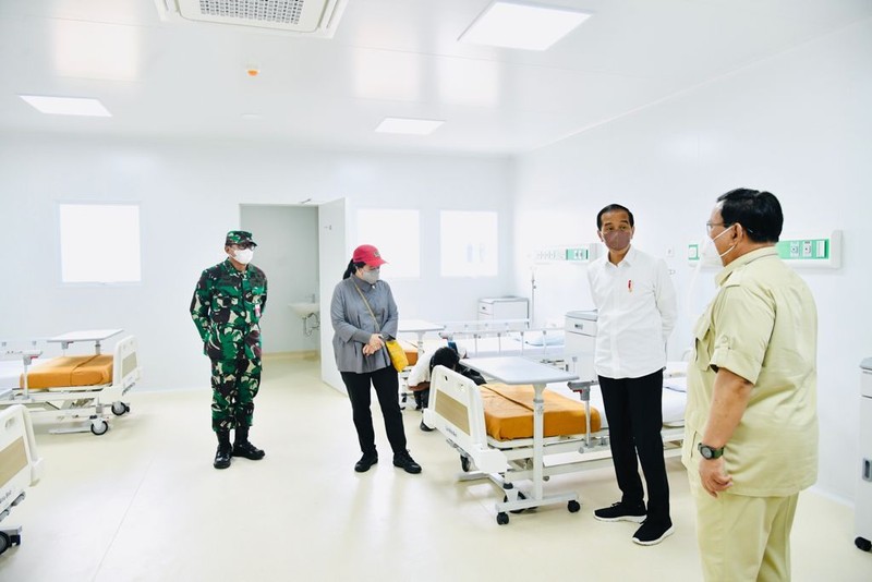 Jokowi Didampingi Menhan Prabowo Resmikan Rumah Sakit Modular Jenderal TNI LB. Moerdani di Merauke. (Photo credit: Biro Pers Sekretariat Presiden) Jokowi Didampingi Menhan Prabowo Resmikan Rumah Sakit Modular Jenderal TNI LB. Moerdani di Merauke. (Photo credit: Biro Pers Sekretariat Presiden)
