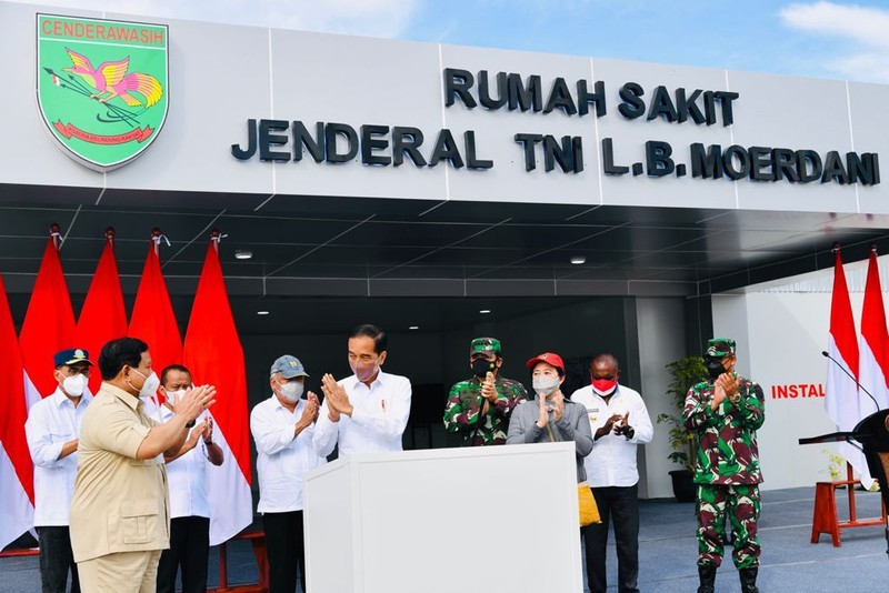 Jokowi Didampingi Menhan Prabowo Resmikan Rumah Sakit Modular Jenderal TNI LB. Moerdani di Merauke. (Photo credit: Biro Pers Sekretariat Presiden)