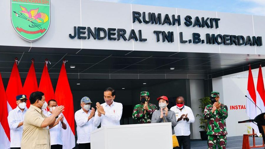 Jokowi Didampingi Menhan Prabowo Resmikan Rumah Sakit Modular Jenderal TNI LB. Moerdani di Merauke. (Photo credit: Biro Pers Sekretariat Presiden)