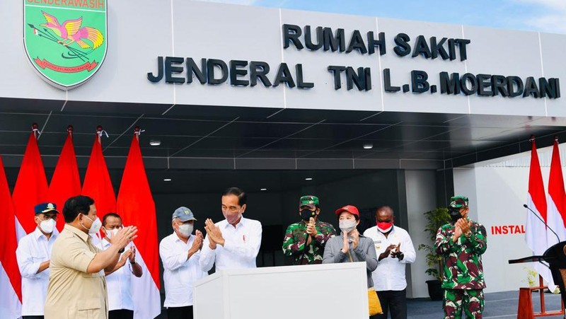 Jokowi Didampingi Menhan Prabowo Resmikan Rumah Sakit Modular Jenderal TNI LB. Moerdani di Merauke. (Photo credit: Biro Pers Sekretariat Presiden)