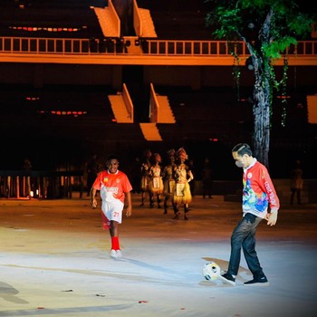Bak Striker, Jokowi Main Bola Bareng Jack Komboy di PON Papua