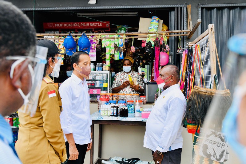 Setelah meresmikan Pos Lintas Batas Negara (PLBN) Sota di Kabupaten Merauke, Provinsi Papua, pada Minggu 3 Oktober 2021, Presiden Joko Widodo menyempatkan diri untuk melihat langsung Pasar Sota. ( Laily Rachev - Biro Pers Sekretariat Presiden) Setelah meresmikan Pos Lintas Batas Negara (PLBN) Sota di Kabupaten Merauke, Provinsi Papua, pada Minggu 3 Oktober 2021, Presiden Joko Widodo menyempatkan diri untuk melihat langsung Pasar Sota. ( Laily Rachev - Biro Pers Sekretariat Presiden)