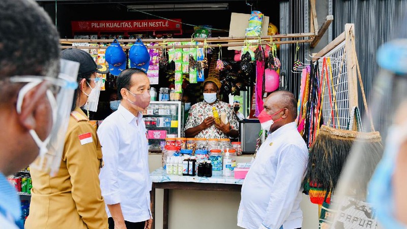 Setelah meresmikan Pos Lintas Batas Negara (PLBN) Sota di Kabupaten Merauke, Provinsi Papua, pada Minggu 3 Oktober 2021, Presiden Joko Widodo menyempatkan diri untuk melihat langsung Pasar Sota. ( Laily Rachev - Biro Pers Sekretariat Presiden)