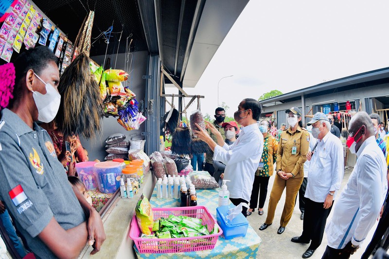 Setelah meresmikan Pos Lintas Batas Negara (PLBN) Sota di Kabupaten Merauke, Provinsi Papua, pada Minggu 3 Oktober 2021, Presiden Joko Widodo menyempatkan diri untuk melihat langsung Pasar Sota. ( Laily Rachev - Biro Pers Sekretariat Presiden)