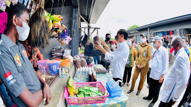 Setelah meresmikan Pos Lintas Batas Negara (PLBN) Sota di Kabupaten Merauke, Provinsi Papua, pada Minggu 3 Oktober 2021, Presiden Joko Widodo menyempatkan diri untuk melihat langsung Pasar Sota. ( Laily Rachev - Biro Pers Sekretariat Presiden)