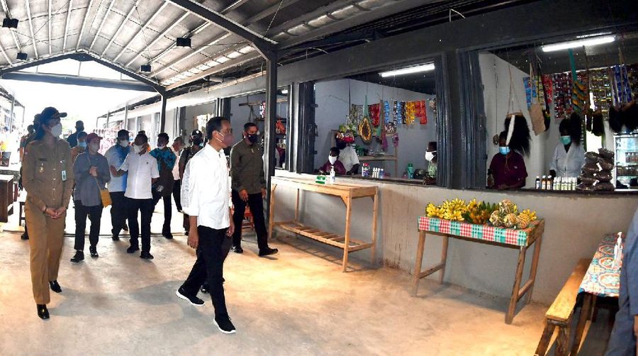 Setelah meresmikan Pos Lintas Batas Negara (PLBN) Sota di Kabupaten Merauke, Provinsi Papua, pada Minggu 3 Oktober 2021, Presiden Joko Widodo menyempatkan diri untuk melihat langsung Pasar Sota. ( Laily Rachev - Biro Pers Sekretariat Presiden)
