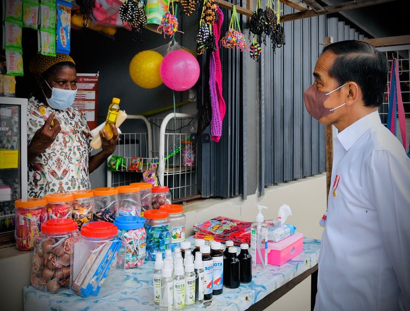 Setelah meresmikan Pos Lintas Batas Negara (PLBN) Sota di Kabupaten Merauke, Provinsi Papua, pada Minggu 3 Oktober 2021, Presiden Joko Widodo menyempatkan diri untuk melihat langsung Pasar Sota. ( Laily Rachev - Biro Pers Sekretariat Presiden) Setelah meresmikan Pos Lintas Batas Negara (PLBN) Sota di Kabupaten Merauke, Provinsi Papua, pada Minggu 3 Oktober 2021, Presiden Joko Widodo menyempatkan diri untuk melihat langsung Pasar Sota. ( Laily Rachev - Biro Pers Sekretariat Presiden)