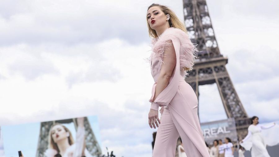 Jisoo arrives for the Dior Spring-Summer 2022 ready-to-wear fashion show presented Tuesday, Sept. 28, 2021, in Paris. (AP Photo/Francois Mori)