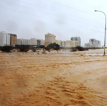 Potret Banjir Bandang Oman: Jalan Bak Sungai, Mobil Tenggelam
