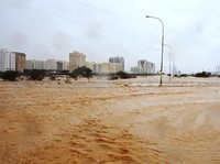 Potret Banjir Bandang Oman: Jalan Bak Sungai, Mobil Tenggelam