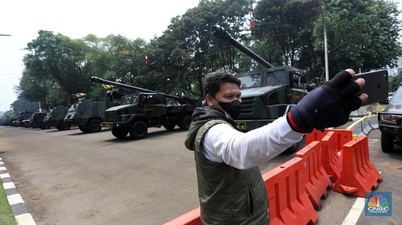 Pameran alusista rangkaian HUT ke-76 TNI tahun 2021. (CNBC Indonesia/Andrean Kristianto)