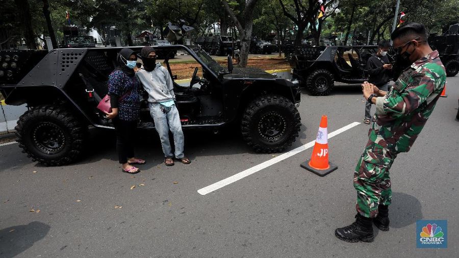 Pameran alusista rangkaian HUT ke-76 TNI tahun 2021. (CNBC Indonesia/Andrean Kristianto)