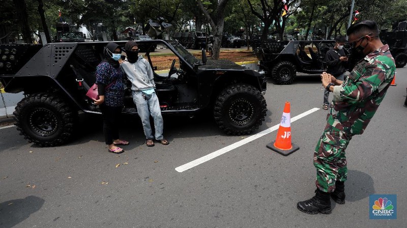 Pameran alusista rangkaian HUT ke-76 TNI tahun 2021. (CNBC Indonesia/Andrean Kristianto)
