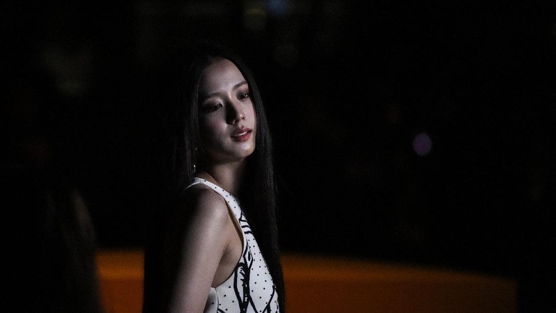 Jisoo arrives for the Dior Spring-Summer 2022 ready-to-wear fashion show presented Tuesday, Sept. 28, 2021, in Paris. (AP Photo/Francois Mori)