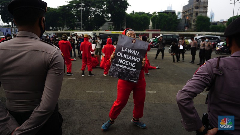 Sejumlah massa yang berkostum topeng ala money heist melakukan aksi di depan gedung DPR RI, Jakarta, Senin (4/10/2021). (CNBC Indonesia/Tri Susilo) Sejumlah massa yang berkostum topeng ala money heist melakukan aksi di depan gedung DPR RI, Jakarta, Senin (4/10/2021). (CNBC Indonesia/Tri Susilo)
