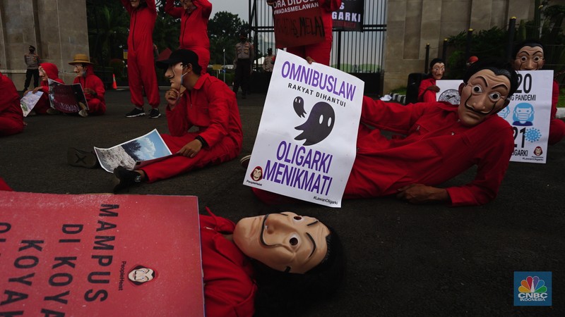 Sejumlah massa yang berkostum topeng ala money heist melakukan aksi di depan gedung DPR RI, Jakarta, Senin (4/10/2021). (CNBC Indonesia/Tri Susilo) Sejumlah massa yang berkostum topeng ala money heist melakukan aksi di depan gedung DPR RI, Jakarta, Senin (4/10/2021). (CNBC Indonesia/Tri Susilo)