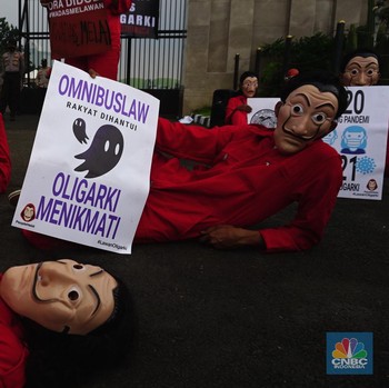 Potret Massa Bertopeng Money Heist 'Geruduk' Gedung DPR RI