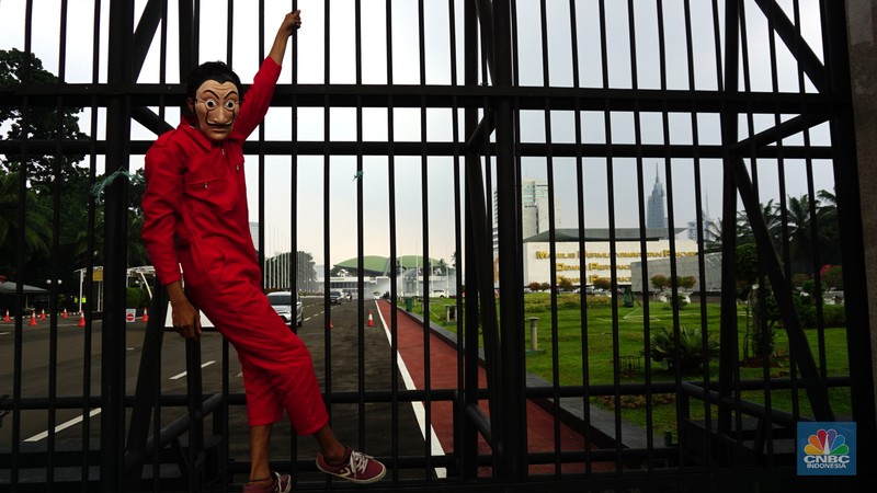 Sejumlah massa yang berkostum topeng ala money heist melakukan aksi di depan gedung DPR RI, Jakarta, Senin (4/10/2021). (CNBC Indonesia/Tri Susilo) Sejumlah massa yang berkostum topeng ala money heist melakukan aksi di depan gedung DPR RI, Jakarta, Senin (4/10/2021). (CNBC Indonesia/Tri Susilo)