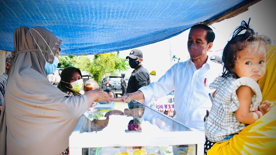 Dalam perjalanan di pagi hari, Senin, 4 Oktober 2021, saat menuju lokasi penanaman jagung yang berada di Kelurahan Klamesen, Kecamatan Mariat, Kabupaten Sorong, ada sebuah spanduk yang dibentangkan oleh seorang warga dan menarik perhatian Presiden Joko Widodo. (Laily Rachev - Biro Pers Sekretariat Presiden)