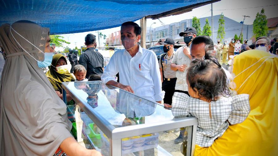 Dalam perjalanan di pagi hari, Senin, 4 Oktober 2021, saat menuju lokasi penanaman jagung yang berada di Kelurahan Klamesen, Kecamatan Mariat, Kabupaten Sorong, ada sebuah spanduk yang dibentangkan oleh seorang warga dan menarik perhatian Presiden Joko Widodo. (Laily Rachev - Biro Pers Sekretariat Presiden)