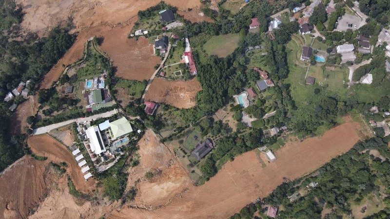 Foto udara suasana lahan yang menjadi sengketa lahan antara warga Bojong Koneng dengan PT Sentul City Tbk di Bojong Koneng, Babakan Madang, Kabupaten Bogor, Selasa (5/10/2021). (CNBC Indonesia/Andrean Kristianto)