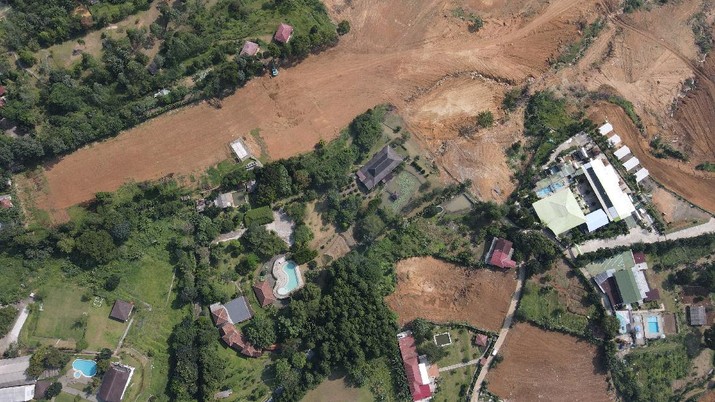 Foto udara suasana lahan yang menjadi sengketa lahan antara warga Bojong Koneng dengan PT Sentul City Tbk di Bojong Koneng, Babakan Madang, Kabupaten Bogor, Selasa (5/10/2021). (CNBC Indonesia/Andrean Kristianto)
