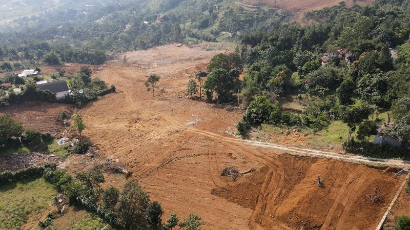 Foto udara suasana lahan yang menjadi sengketa lahan antara warga Bojong Koneng dengan PT Sentul City Tbk di Bojong Koneng, Babakan Madang, Kabupaten Bogor, Selasa (5/10/2021). (CNBC Indonesia/Andrean Kristianto)