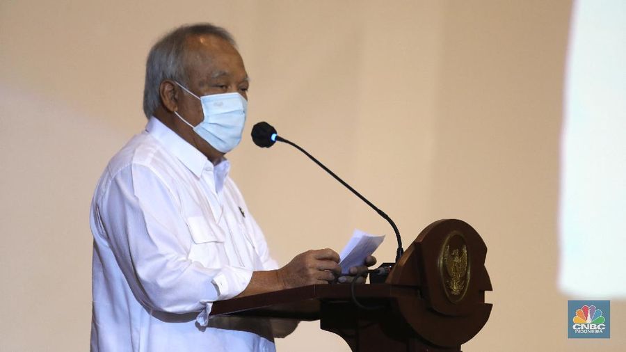 Menteri Pekerjaan Umum dan Perumahan Rakyat Basuki Hadimuljono meresmikan Operasionalisasi Lembaga Sertifikasi Badan Usaha (LSBU) melalui Online Single Submission (OSS) di Gedung Auditorium PUPR Pusat, Jakarta, Selasa (5/10/2021). Operasionalisasi ini merupakan amanat UU Nomor 11 Tahun 2020  tentang Cipta Kerja beserta PP turunannya yaitu PP 5 Tahun 2021 tentang Penyelenggaraan Perizinan Berusaha Berbasis Risiko, yang mendorong Pemerintah Pusat untuk menciptakan sistem perizinan terpadu.   (CNBC Indonesia/Tri Susilo)