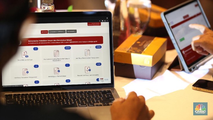 Menteri Pekerjaan Umum dan Perumahan Rakyat Basuki Hadimuljono meresmikan Operasionalisasi Lembaga Sertifikasi Badan Usaha (LSBU) melalui Online Single Submission (OSS) di Gedung Auditorium PUPR Pusat, Jakarta, Selasa (5/10/2021). Operasionalisasi ini merupakan amanat UU Nomor 11 Tahun 2020  tentang Cipta Kerja beserta PP turunannya yaitu PP 5 Tahun 2021 tentang Penyelenggaraan Perizinan Berusaha Berbasis Risiko, yang mendorong Pemerintah Pusat untuk menciptakan sistem perizinan terpadu.   (CNBC Indonesia/Tri Susilo)