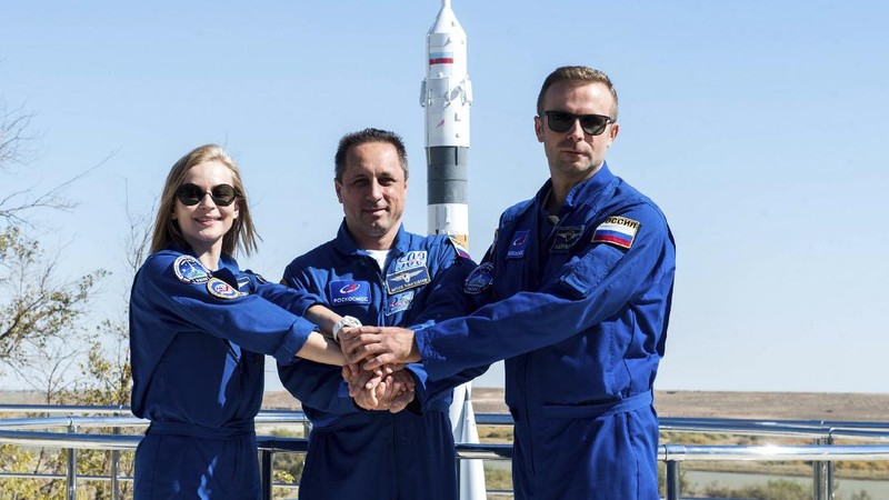 Pesawat ruang angkasa Soyuz MS-19 yang membawa kru, yang terdiri dari kosmonot Rusia Anton Shkaplerov, sutradara film Klim Shipenko dan aktris Yulia Peresild, meluncur ke Stasiun Luar Angkasa Internasional (ISS) dari landasan peluncuran di Baikonur Cosmodrome, Kazakhstan 5 Oktober 2021. via REUTERS/ROSCOSMOS