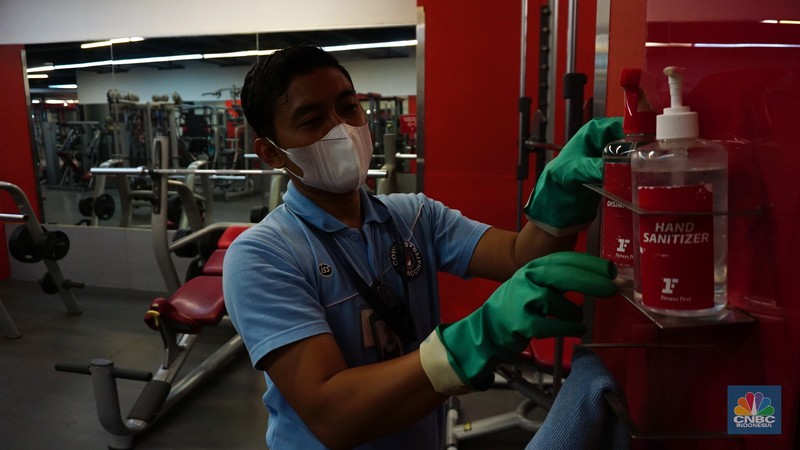 Petugas fasilitas kebugaran Fitness First melakukan pembersihan alat kebugaran di salah satu mal di Jakarta, Selasa (5/10/2021). (CNBC Indonesia/Tri Susilo) Petugas fasilitas kebugaran Fitness First melakukan pembersihan alat kebugaran di salah satu mal di Jakarta, Selasa (5/10/2021). (CNBC Indonesia/Tri Susilo)