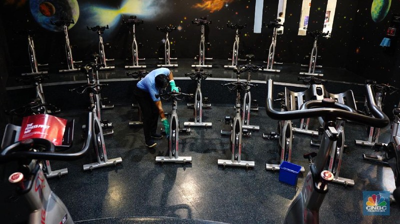 Petugas fasilitas kebugaran Fitness First melakukan pembersihan alat kebugaran di salah satu mal di Jakarta, Selasa (5/10/2021).  (վ/Tri Susilo)