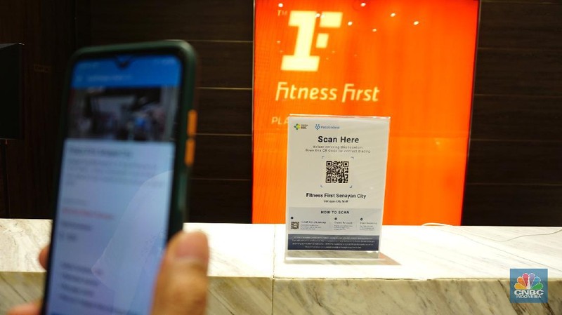 Petugas fasilitas kebugaran Fitness First melakukan pembersihan alat kebugaran di salah satu mal di Jakarta, Selasa (5/10/2021).  (վ/Tri Susilo)