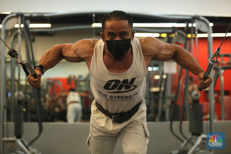 Petugas fasilitas kebugaran Fitness First melakukan pembersihan alat kebugaran di salah satu mal di Jakarta, Selasa (5/10/2021).  (CNBC Indonesia/Tri Susilo)