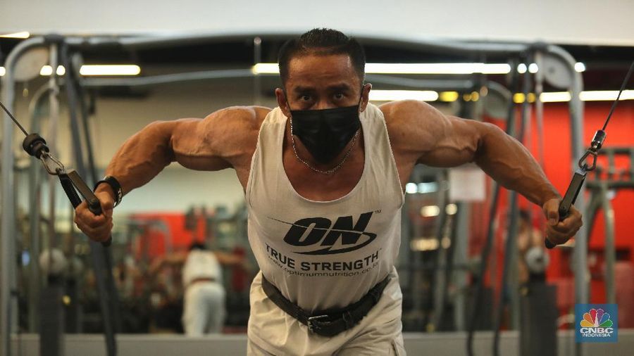 Petugas fasilitas kebugaran Fitness First melakukan pembersihan alat kebugaran di salah satu mal di Jakarta, Selasa (5/10/2021). (²©²ÊÍøÕ¾/Tri Susilo)