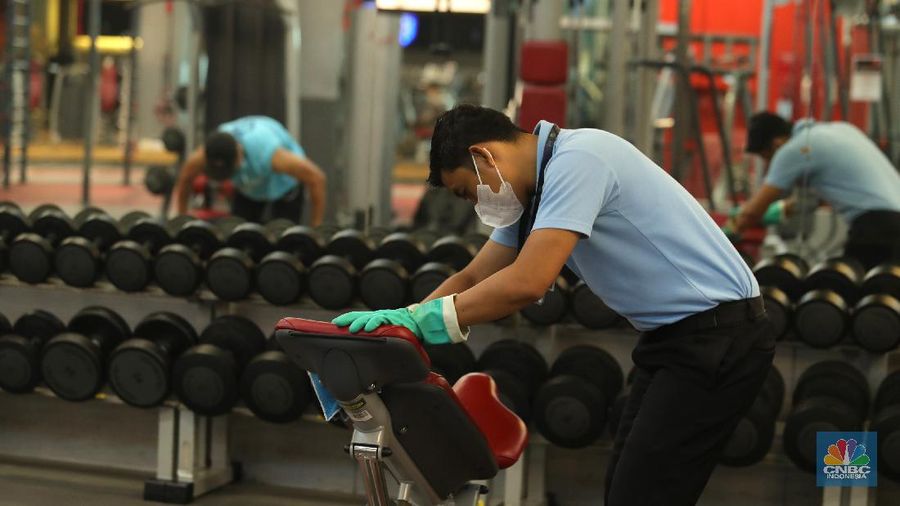 Petugas fasilitas kebugaran Fitness First melakukan pembersihan alat kebugaran di salah satu mal di Jakarta, Selasa (5/10/2021).  (վ/Tri Susilo)