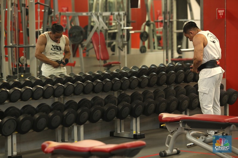 Petugas fasilitas kebugaran Fitness First melakukan pembersihan alat kebugaran di salah satu mal di Jakarta, Selasa (5/10/2021).  (CNBC Indonesia/Tri Susilo)