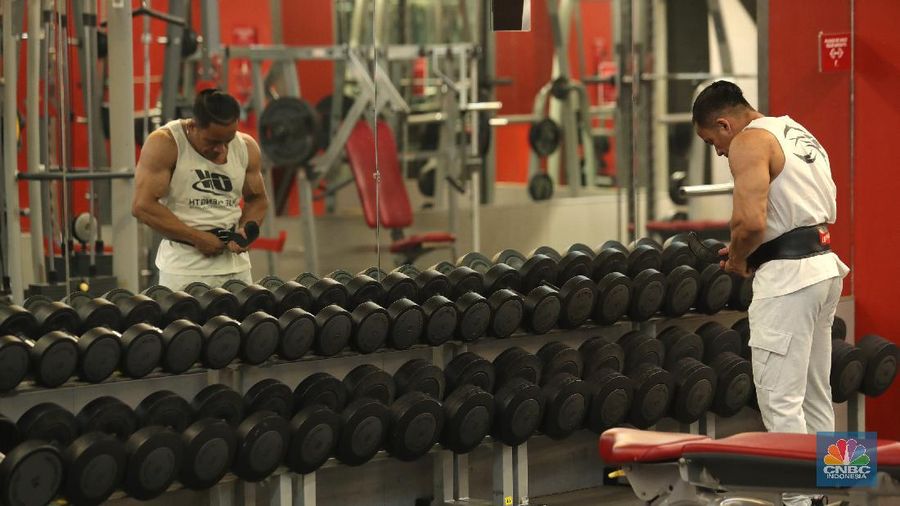Petugas fasilitas kebugaran Fitness First melakukan pembersihan alat kebugaran di salah satu mal di Jakarta, Selasa (5/10/2021).  (վ/Tri Susilo)